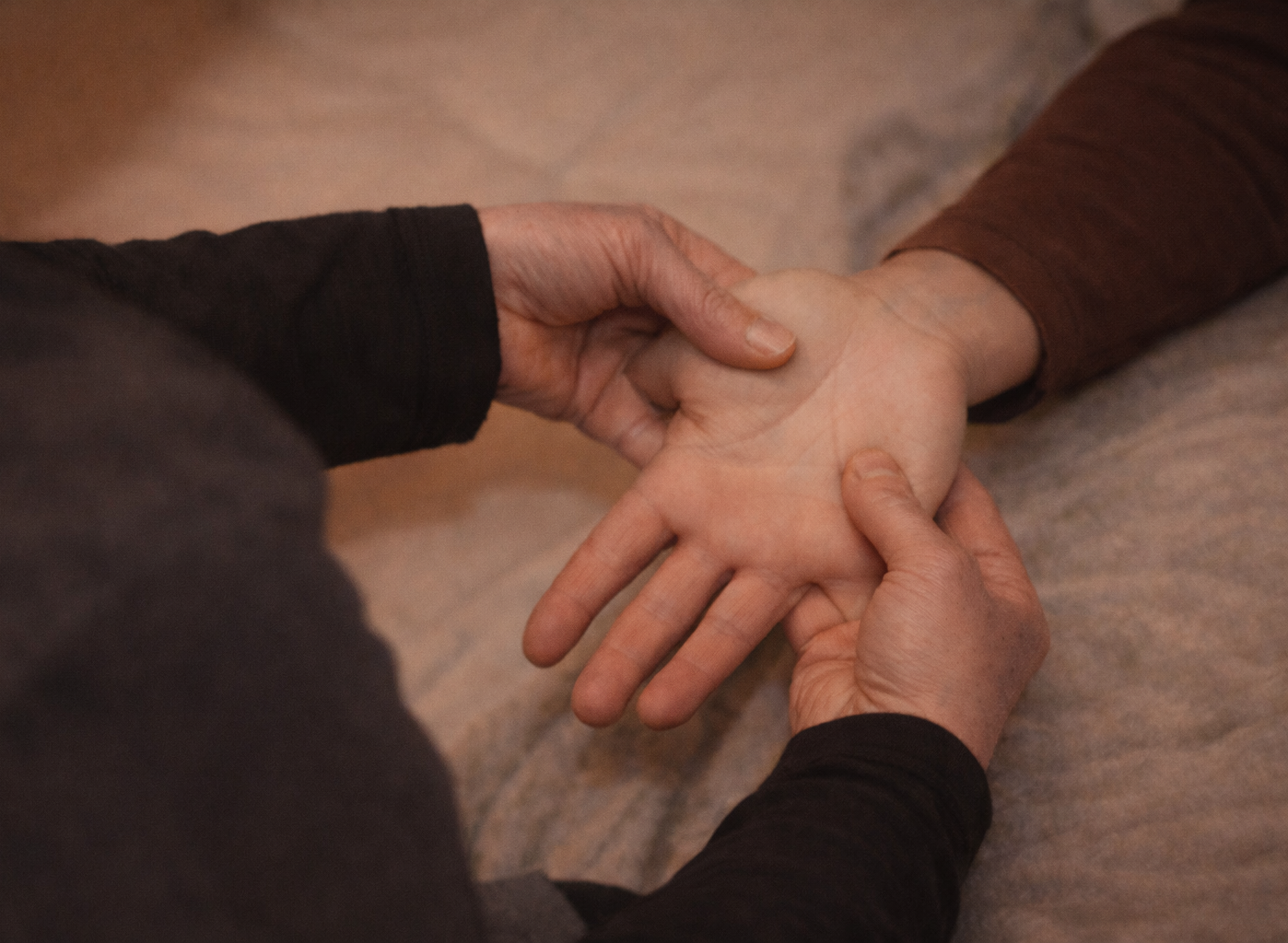 Shiatsu bien-être en Marne, pression douce sur la main, accompagnement du relâchement et de l’équilibre global.