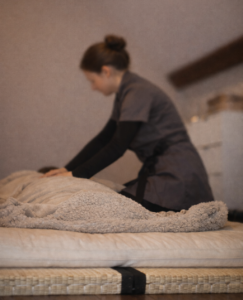Séance de shiatsu bien-être dans la Marne, pression douce et stable des mains sur le dos, geste lent favorisant la détente et l’équilibre du corps.